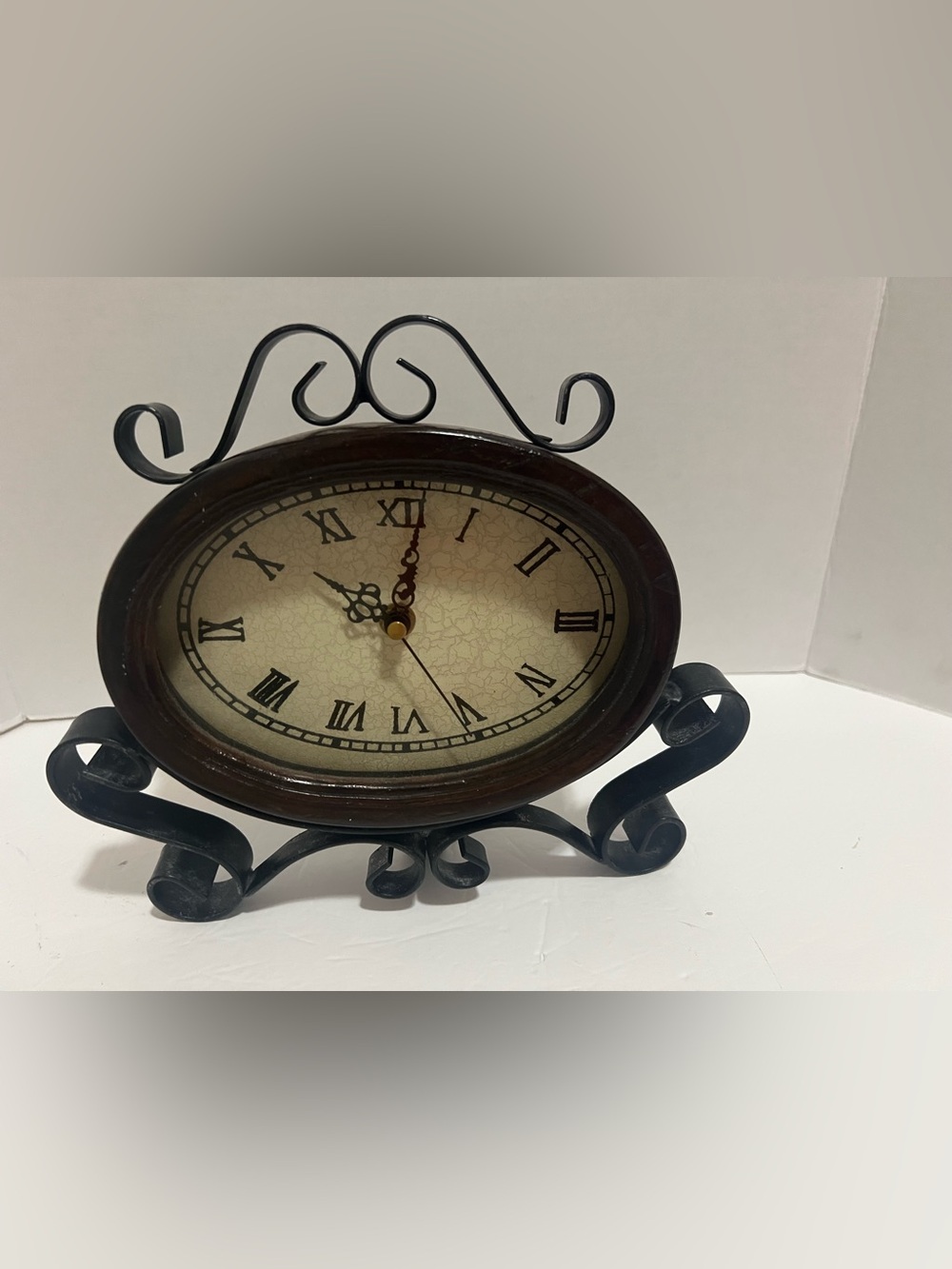Vintage Style Tabletop clock Wrought Iron Scroll Stand Roman Numeral Quartz Work